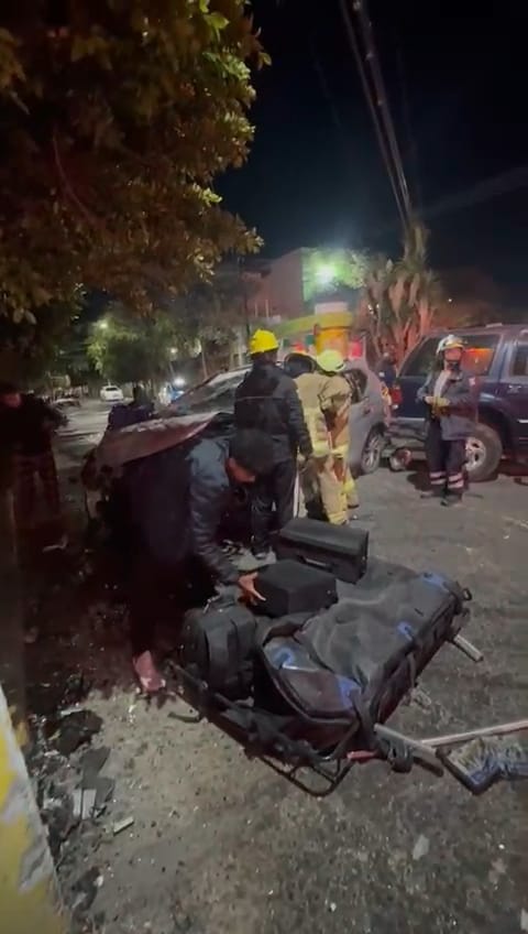 Así quedó el auto en el que un hombre quedó prensado en Tehuacán.