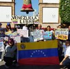 Venezolanos se congregan en el Arco de la Calzada de León para celebrar detención de Nicolás Maduro.