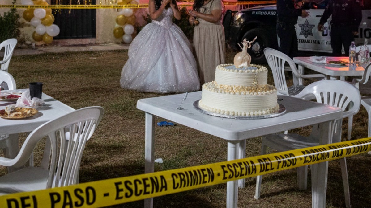 Imagen generada con IA de Gemini de una fiesta de XV años con cinta amarilla.