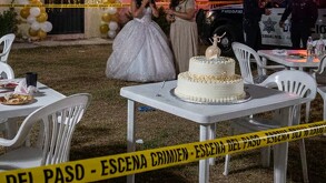 Imagen generada con IA de Gemini de una fiesta de XV años con cinta amarilla.