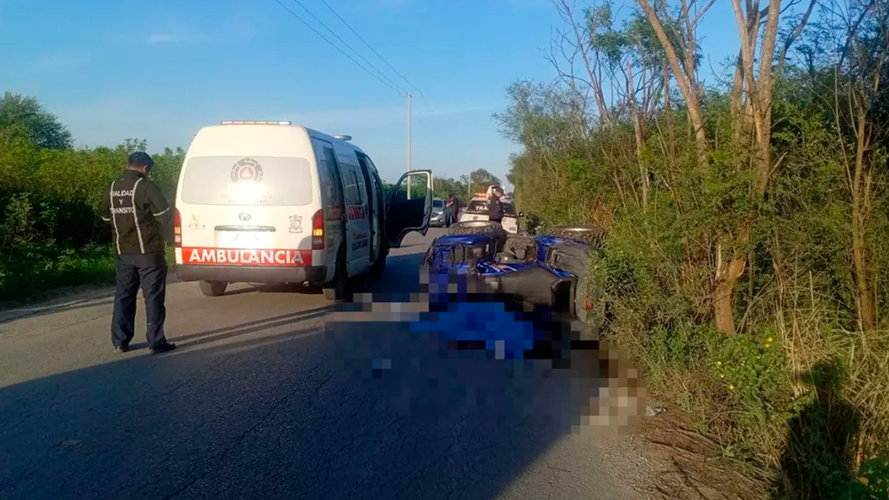 Una mujer murió y un hombre resultó herido tras la volcadura de una cuatrimoto en Montemorelos, Nuevo León.