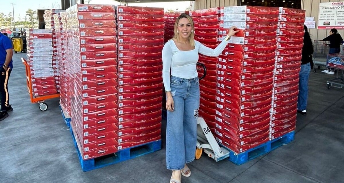 Ximena Figueroa delante de pilas de Roscas de Reyes a las afueras de una sucursal de Costco en Guadalajara