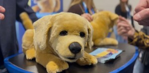 Tombot Jennie, un perro robot que reacciona al tacto humano presentado en el CES 2026.