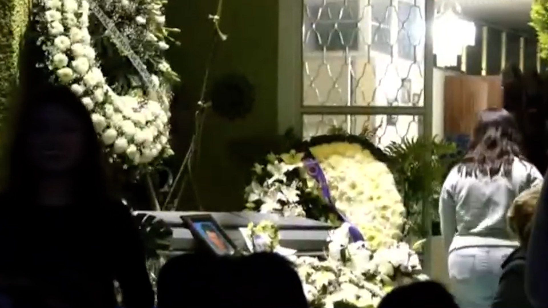 Entre llanto y exigencias de justicia, familiares despiden a Roberto Hernández en Iztapalapa.