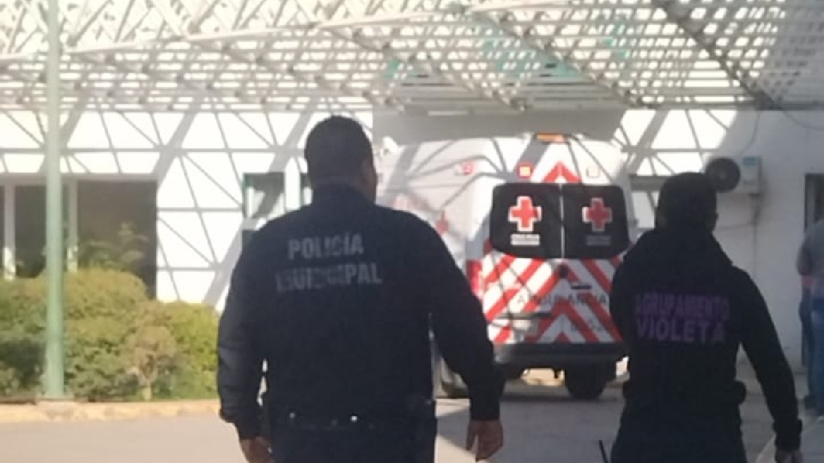 Policías uniformados de Gómez Palacio y enfrente ambulancia de Gómez Palacio