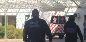 Policías uniformados de Gómez Palacio y enfrente ambulancia de Gómez Palacio
