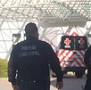 Policías uniformados de Gómez Palacio y enfrente ambulancia de Gómez Palacio