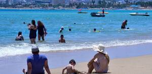 Personas en la playa durante vacaciones en México