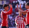 Jugadores de Chivas celebrando un gol ante Leones Negros.