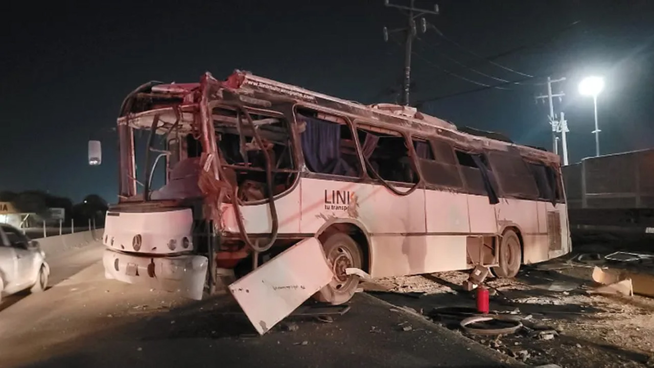 El conductor de un transporte de personal resultó con lesiones de gravedad luego de que la unidad se estrellara contra el muro de contención y volcara.