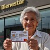 Mujer adulta mayor yendo a cobrar su nuevo monto de la Pensión Mujeres Bienestar en 2026.