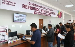 Personas asistiendo a realizar el pago del refrendo