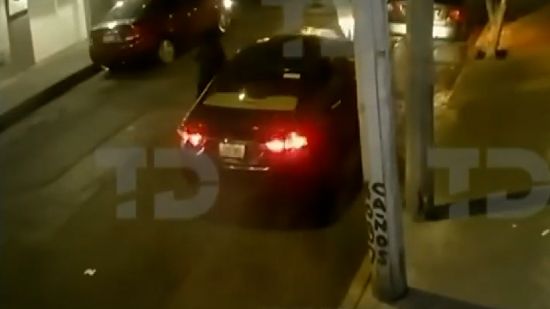 Tras hallar el vehículo de Gaby 'N', testigos afirman que la mujer hizo mudanza y huyó tras esconder el auto sin placas.