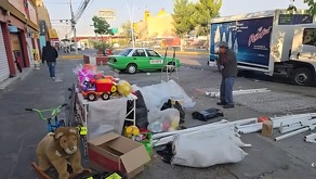 Don Juanito, un adulto mayor, pasó horas tratando de vender juguetes sin éxito; buscaba reunir dinero para ayudar a su esposa.