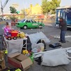 Don Juanito, un adulto mayor, pasó horas tratando de vender juguetes sin éxito; buscaba reunir dinero para ayudar a su esposa.