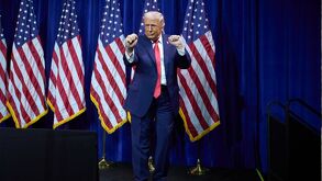 Donald Trump bailando después de hablar en una reunión de legisladores republicanos.