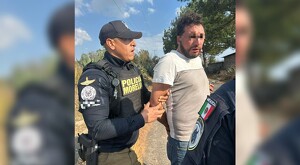 Hombre identificado como Giovani ‘H’ con los ojos censurados siendo detenido por policías de Morelia