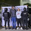 Dos civiles detenidos con rostros difuminados aparecen ante una manta de seguridad, escoltados por agentes del Ejército, Guardia Nacional y Civil.
