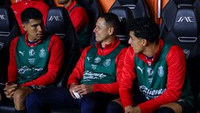 Erick Gutiérrez, Chicharito Hernández y Richy Ledezma en la banca durante un partido de Chivas.