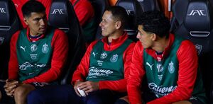 Erick Gutiérrez, Chicharito Hernández y Richy Ledezma en la banca durante un partido de Chivas.
