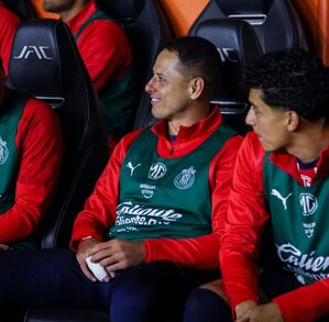 Erick Gutiérrez, Chicharito Hernández y Richy Ledezma en la banca durante un partido de Chivas.
