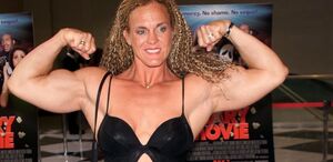 Jayne Trcka, Miss Mann de Scary Movie posando en alfombra roja.