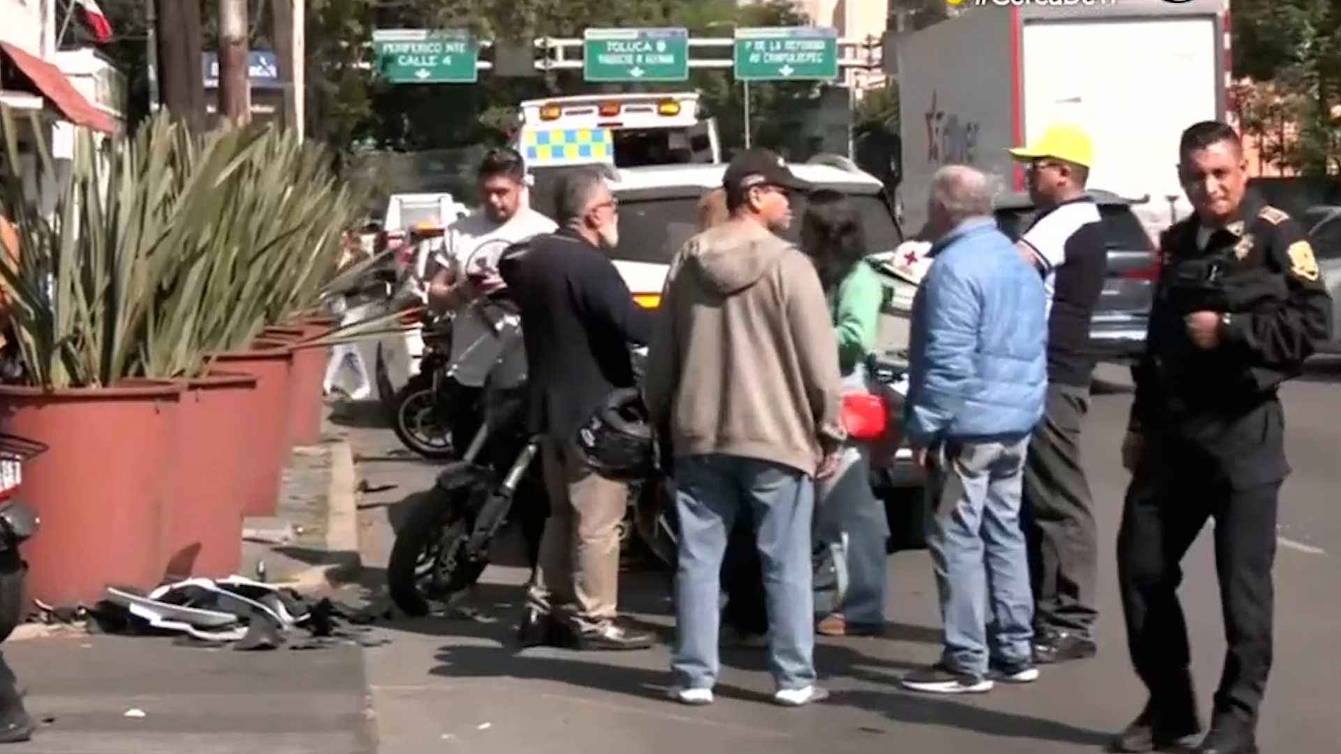 Un auto intentó ganar el paso a dos motociclistas, provocando un impacto que dejó a tres personas hospitalizadas y vehículos destrozados en Benito Juárez.