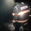 Bombero en casa incendiada