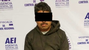Hombre detenido en Oaxaca vistiendo una sudadera en tonos oscuros.