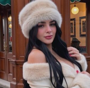 Karely Ruiz con ropa de invierno.