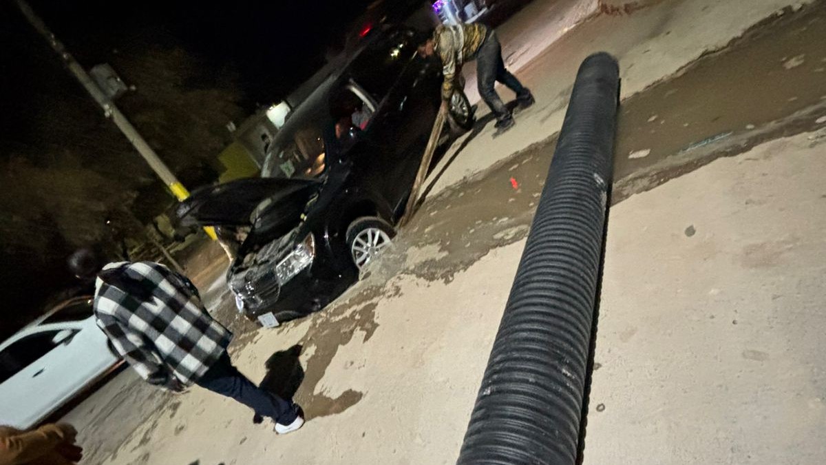 Camioneta negra dentro de una zanja de SIMAS.