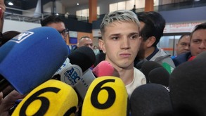 Luca Orellano en el Aeropuerto Internacional de Monterrey este martes 6 de enero para reportar como nuevo jugador con Rayados.
