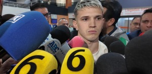 Luca Orellano en el Aeropuerto Internacional de Monterrey este martes 6 de enero para reportar como nuevo jugador con Rayados.