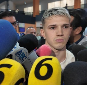 Luca Orellano en el Aeropuerto Internacional de Monterrey este martes 6 de enero para reportar como nuevo jugador con Rayados.
