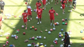 Peluches, juguetes y balones en la cancha del Toluca.