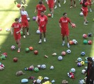 Peluches, juguetes y balones en la cancha del Toluca.