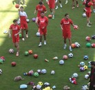 Peluches, juguetes y balones en la cancha del Toluca.