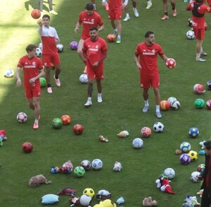 Peluches, juguetes y balones en la cancha del Toluca.