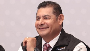 Gobernador Alejandro Armenta durante una conferencia de prensa en Puebla.