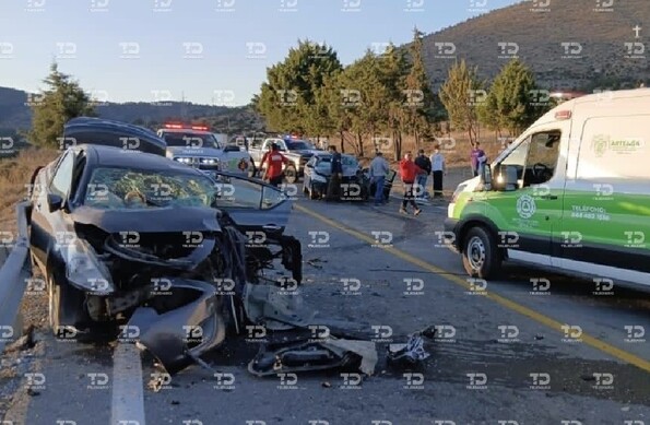 Las investigaciones y diligencias de campo en las que el conductor de la unidad Sentra fue señalado como responsable se extendieron en el lugar.