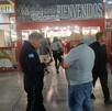 Supermercado, exterior en donde ocurrió una tragedia, un hombre se prendió en fuego, gente alrededor mirando los hechos.
