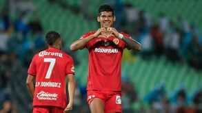 Robert Morales celebrando un gol con el Toluca.