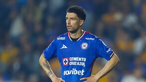 Nacho Rivero, pensativo durante un partido del Cruz Azul.