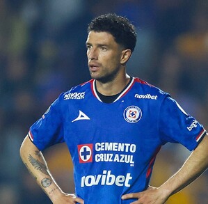 Nacho Rivero, pensativo durante un partido del Cruz Azul.