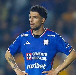 Nacho Rivero, pensativo durante un partido del Cruz Azul.