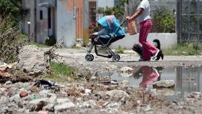 La mujer fue hallada por pobladores, quienes notaron sus visibles huellas de violencia.
