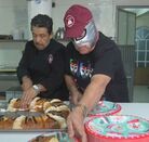 Octagón preparando una Rosca de Reyes en la pastelería El Molinito en Ecatepec.