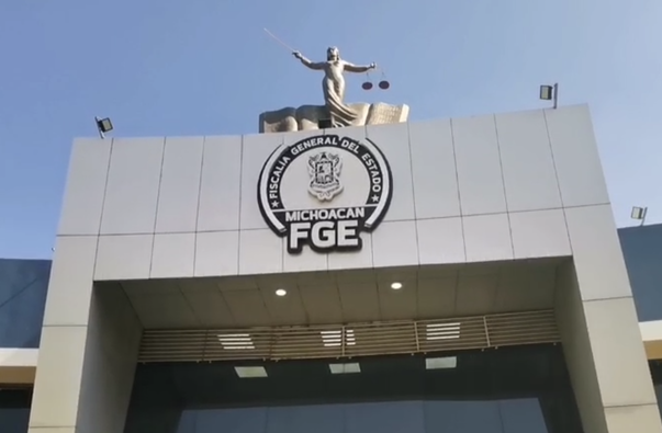 Investigan a cuatro policías de Morelia, Michoacán, por presuntamente extorsionar a extranjeros.