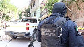 Policía visto de espaldas en una colonia de Chilpancingo, en Guerrero.
