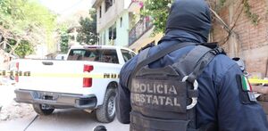 Policía visto de espaldas en una colonia de Chilpancingo, en Guerrero.